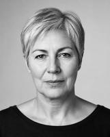 Portrait 3 : femme mûre aux cheveux courts gris, de face, en noir et blanc